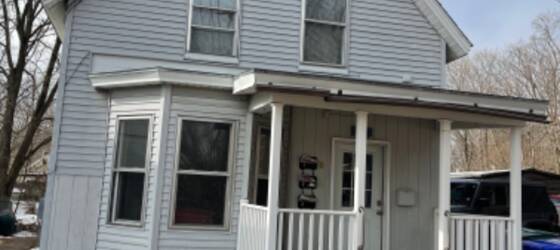 Plymouth Housing Mechanic Street Apt 1 for Plymouth State University Students in Plymouth, NH