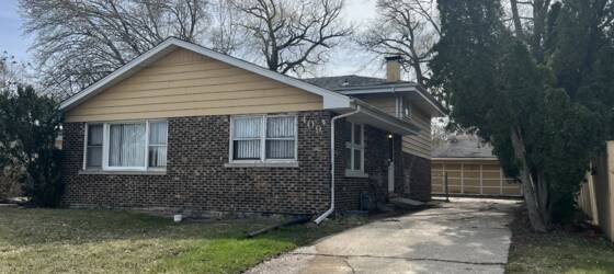 AIU Online Housing 4BD 2BA HOME - MOVE IN READY for American Intercontinental University Online Students in Hoffman Estates, IL