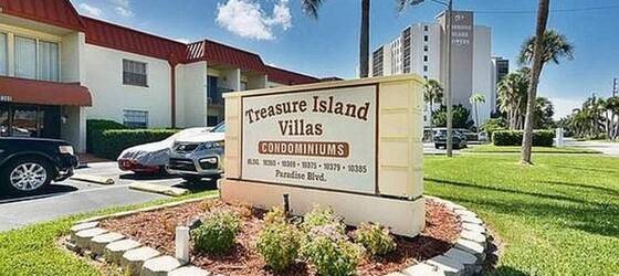 Eckerd Housing Stunning Vacation Condo with pool close to Bay for Eckerd College Students in Saint Petersburg, FL