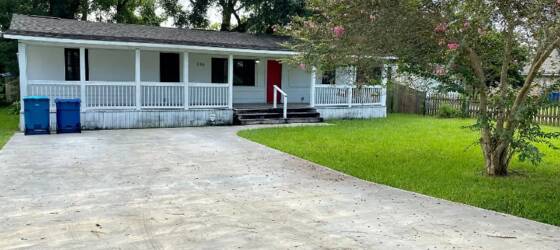 Aveda Institute-Lafayette Housing Charming 3 bed 2 bath single family home off Kaliste Saloom for Aveda Institute-Lafayette Students in Lafayette, LA